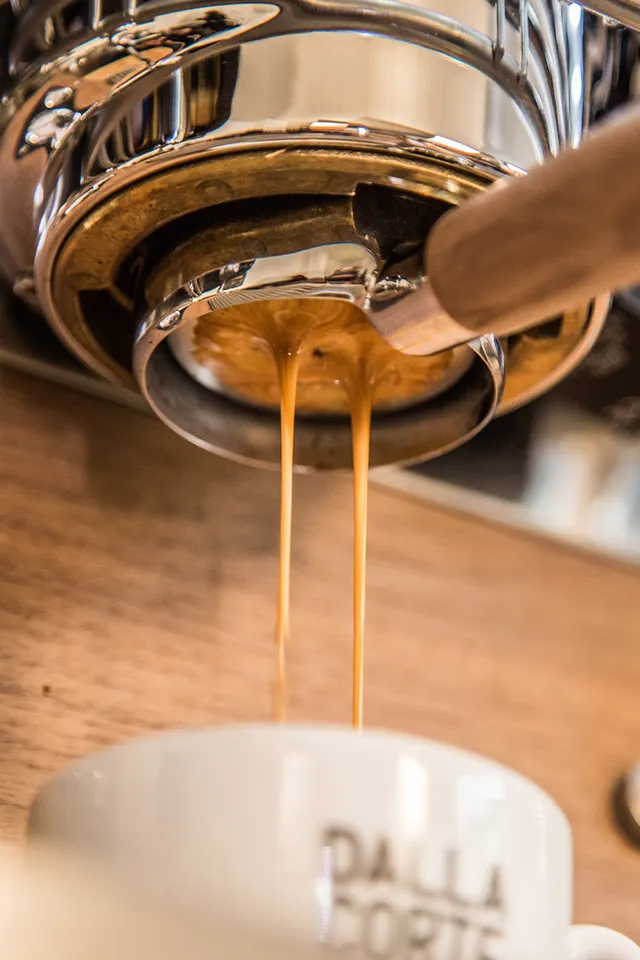 Dalla Corte XT Barista, espreso tekėjimas iš laikiklio