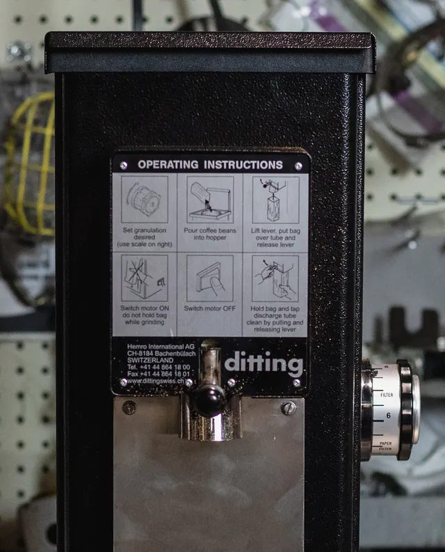 Ditting KR1403 instrukcijų plokštelė ir malimo rupumo reguliatorius iš arti