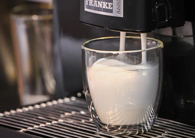 Franke A600, pieno puta teka į stiklinę, vaizdas iš arti