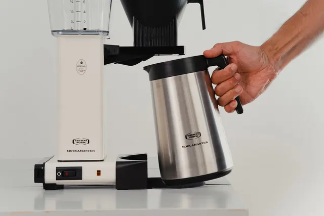 Moccamaster KBGT White su termo ąsočiu rankoje